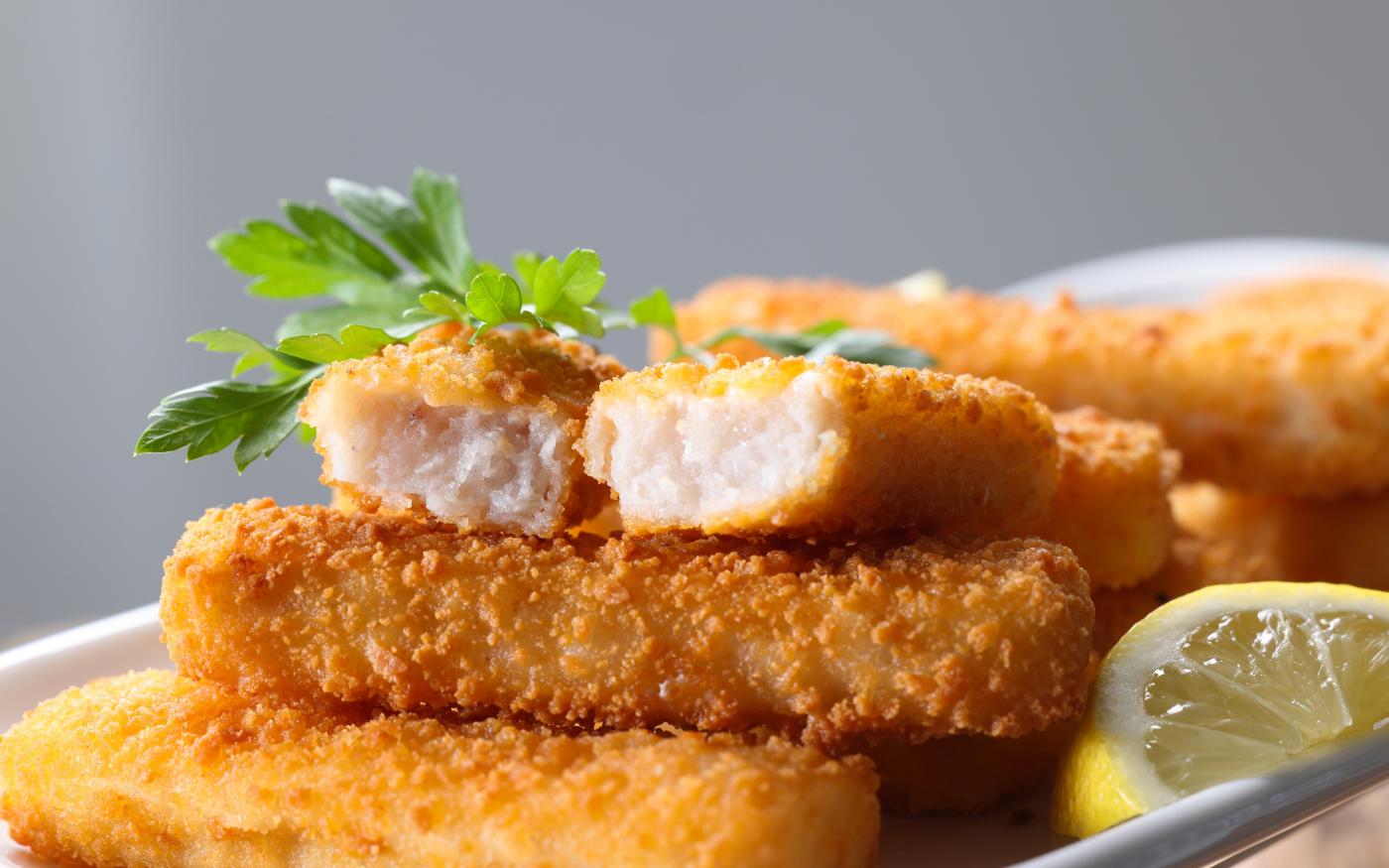 Bâtonnets de poisson avec purée de poireaux et chou-fleur au curry